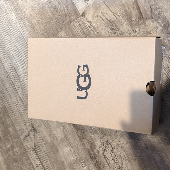 New in Box Ugg Tazz in raspberry size 3 yourh - Picture 2 of 6